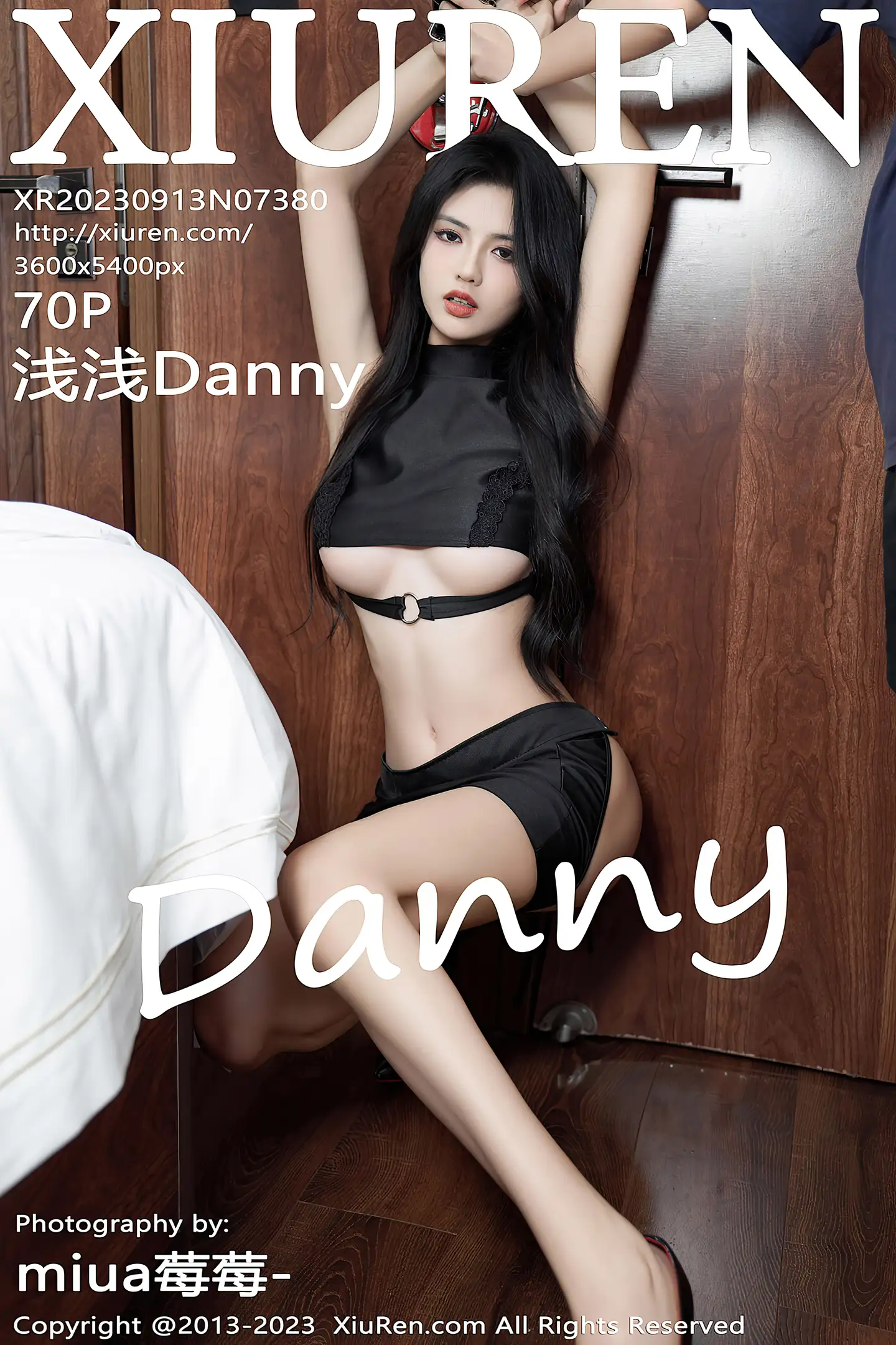 [XiuRen秀人网]VOL.7380 模特浅浅Danny性感黑色短款上衣配黑短裙秀黑丝网袜诱惑写真70P-秀人网官方网站